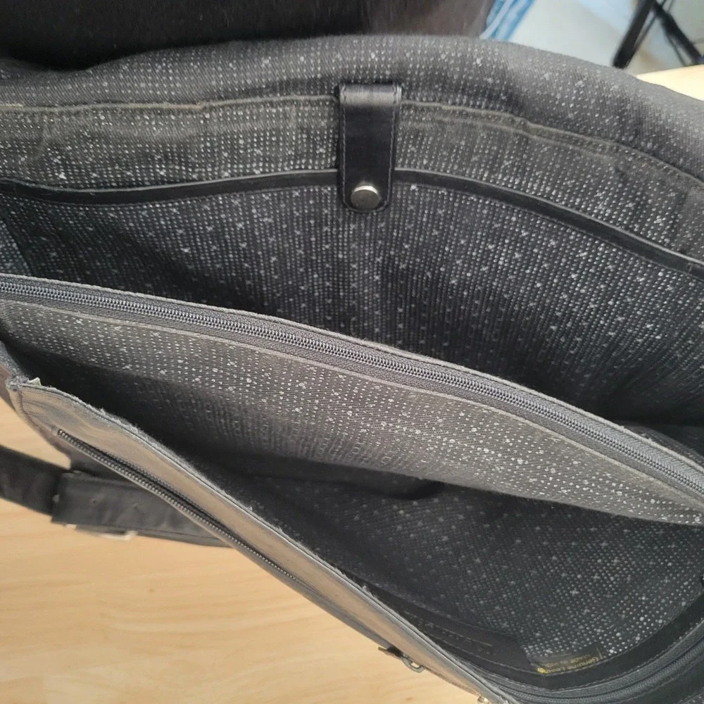 Kenneth Cole Black Genuine Leather Messenger Bag Satchel Laptop Bag Vintage Soft